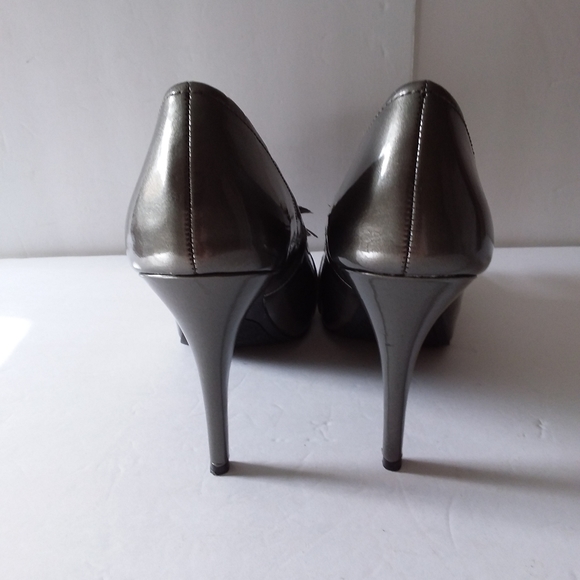 Carlos Santana Glossy Silver Bow Heels - Picture 6 of 8